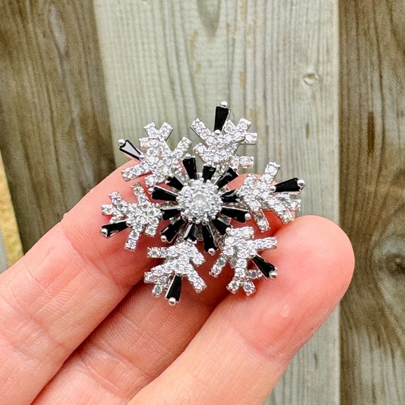 Spinning Snowflake Brooch  Black/Silver - Picture 5 of 8